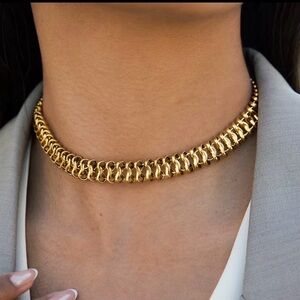 Elegant Gold Choker Necklace figure 8, 18kt gold plated stainless steel